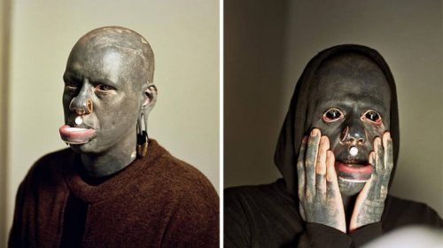 Βρετανός καλλιτέχνης πέρασε 10 χρόνια από τη ζωή του για να γίνει… μαύρος. Αλλά δεν.. - Φωτογραφία 1