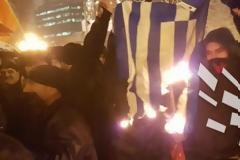 Σκόπια: Ακραίοι εθνικιστές έκαψαν την ελληνική σημαία - Διαδήλωσαν για να μην αλλάξει το όνομα  [photos+video]