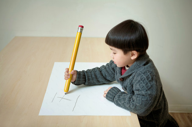Τα παιδιά σήμερα δεν μπορούν να κρατήσουν σωστά τα μολύβια. Ο σοβαρός λόγος και οι συνέπειες αυτής της εξέλιξης - Φωτογραφία 1