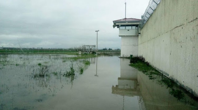 Πλημμύρισαν οι φυλακές Τρικάλων (φωτο-video) - Φωτογραφία 1