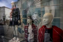 Κουκουλοφόροι έκαναν «γυαλιά καρφιά» δέκα καταστήματα στην Ερμού [Εικόνες]