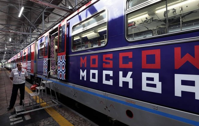 Ειδικές κονκάρδες για τις εγκύους στο μετρό της Μόσχας για να τους παραχωρούν θέση - Φωτογραφία 1