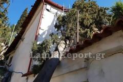Λαμία: Ο δυνατός αέρας έριξε κυπαρίσσι σε στέγη σπιτιού [photos]
