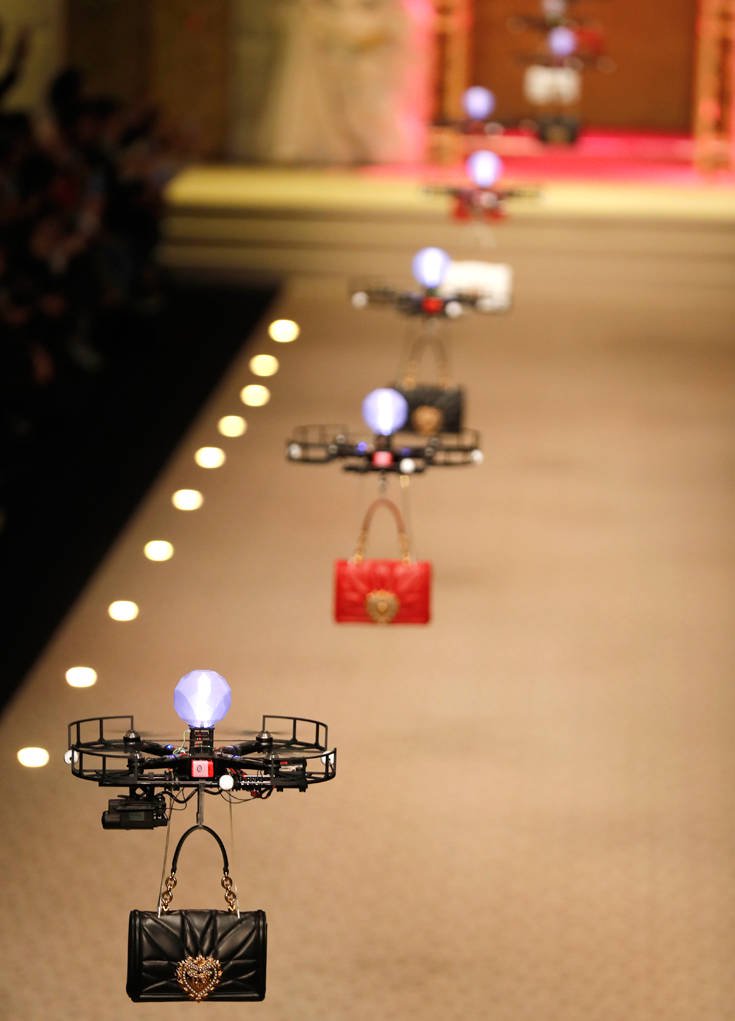 Drones έκαναν πασαρέλα στην επίδειξη των Dolce Gabbana - Φωτογραφία 1