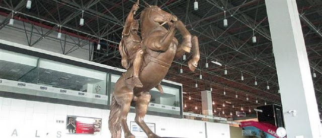 Απομακρύνθηκε το άγαλμα του Μεγάλου Αλεξάνδρου από το αεροδρόμιο των Σκοπίων - Φωτογραφία 1