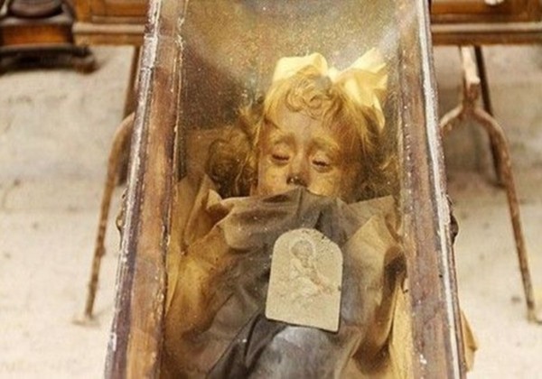 Αυτό το μικρό κοριτσάκι είναι νεκρό εδώ και 95 χρόνια - Όταν ξαφνικα άνοιξε τα μάτια της [photos] - Φωτογραφία 2