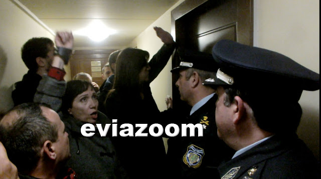 Ματαιώθηκε ο πλειστηριασμός στη Χαλκίδα: Ένταση με Κωνσταντοπούλου και μέλη του «Δεν Πληρώνω» με αστυνομικούς έξω από το γραφείο της συμβολαιογράφου! (ΦΩΤΟ & ΒΙΝΤΕΟ) - Φωτογραφία 8