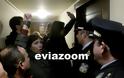 Ματαιώθηκε ο πλειστηριασμός στη Χαλκίδα: Ένταση με Κωνσταντοπούλου και μέλη του «Δεν Πληρώνω» με αστυνομικούς έξω από το γραφείο της συμβολαιογράφου! (ΦΩΤΟ & ΒΙΝΤΕΟ) - Φωτογραφία 2