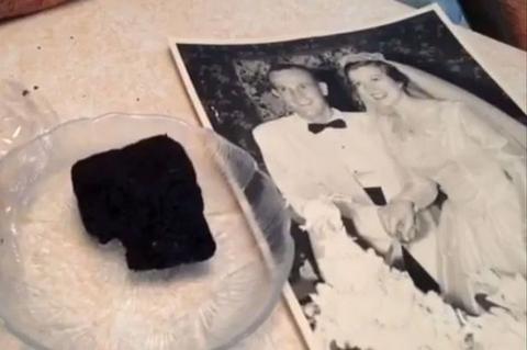 Παντρεύτηκαν το 1955 και τρώνε ακόμα τη γαμήλια τούρτα τους ... Δεν πρόκειται για κάποιο αστείο - Φωτογραφία 2