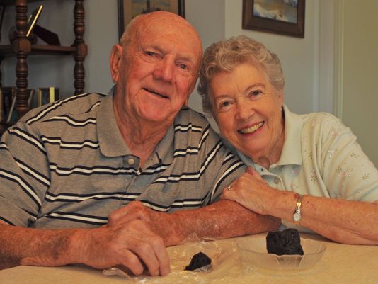 Παντρεύτηκαν το 1955 και τρώνε ακόμα τη γαμήλια τούρτα τους ... Δεν πρόκειται για κάποιο αστείο - Φωτογραφία 4