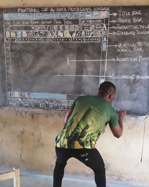 Πώς μπορείς να μάθεις να χειρίζεσαι υπολογιστή χωρίς να έχεις υπολογιστή; Ένας δάσκαλος στη Γκάνα αποδεικνύει ότι μπορεί! - Φωτογραφία 5