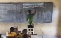 Πώς μπορείς να μάθεις να χειρίζεσαι υπολογιστή χωρίς να έχεις υπολογιστή; Ένας δάσκαλος στη Γκάνα αποδεικνύει ότι μπορεί! - Φωτογραφία 3