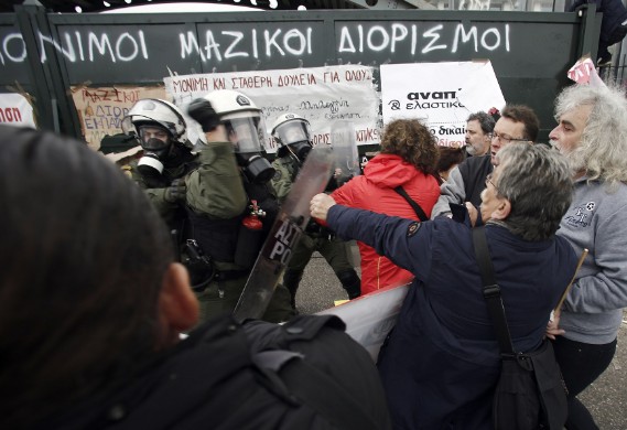 Νέες εικόνες από τα επεισόδια στο υπουργείο Παιδείας [photos] - Φωτογραφία 8