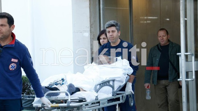 Συγκλονίζουν οι εικόνες της εξόδου από το νοσοκομείο του πατέρα που έχασε σύζυγο και κόρη στο πολύνεκρο τροχαίο στην Κρήτη [photos+video] - Φωτογραφία 2
