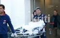 Συγκλονίζουν οι εικόνες της εξόδου από το νοσοκομείο του πατέρα που έχασε σύζυγο και κόρη στο πολύνεκρο τροχαίο στην Κρήτη [photos+video] - Φωτογραφία 2
