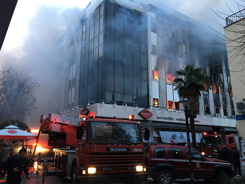 Φωτος: Φλόγες και στάχτη στην εφορία Λάρισας - Φωτογραφία 10