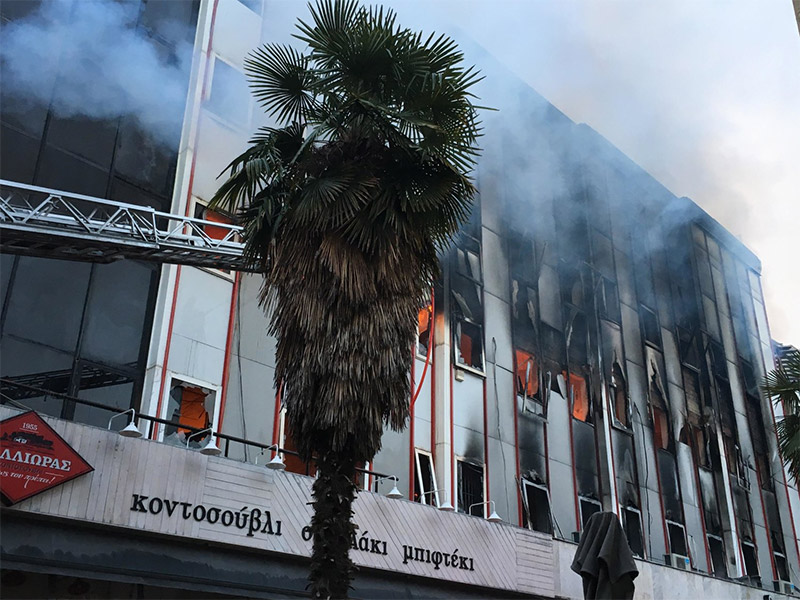 Φωτος: Φλόγες και στάχτη στην εφορία Λάρισας - Φωτογραφία 11