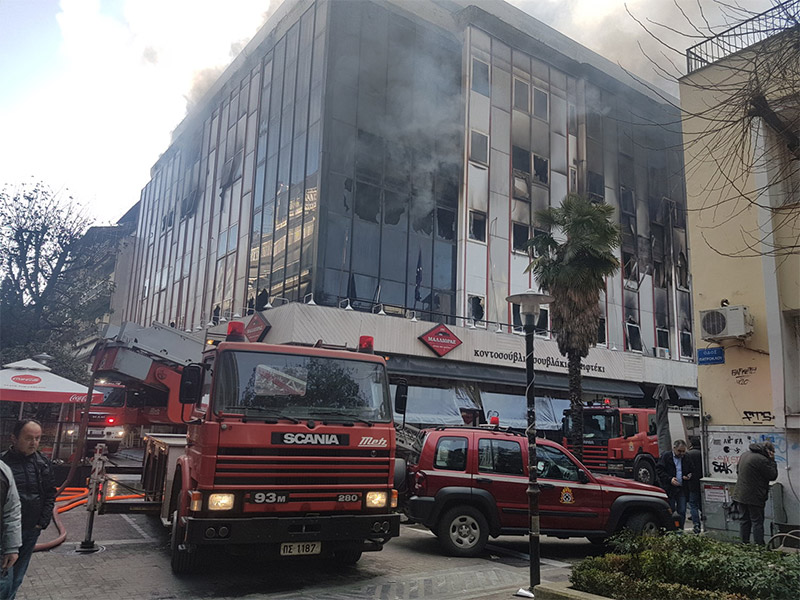 Φωτος: Φλόγες και στάχτη στην εφορία Λάρισας - Φωτογραφία 13