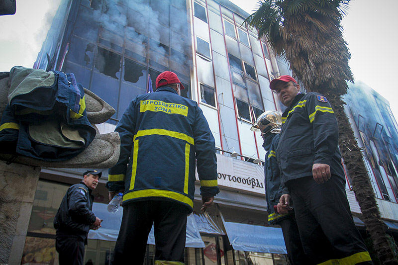 Φωτος: Φλόγες και στάχτη στην εφορία Λάρισας - Φωτογραφία 3