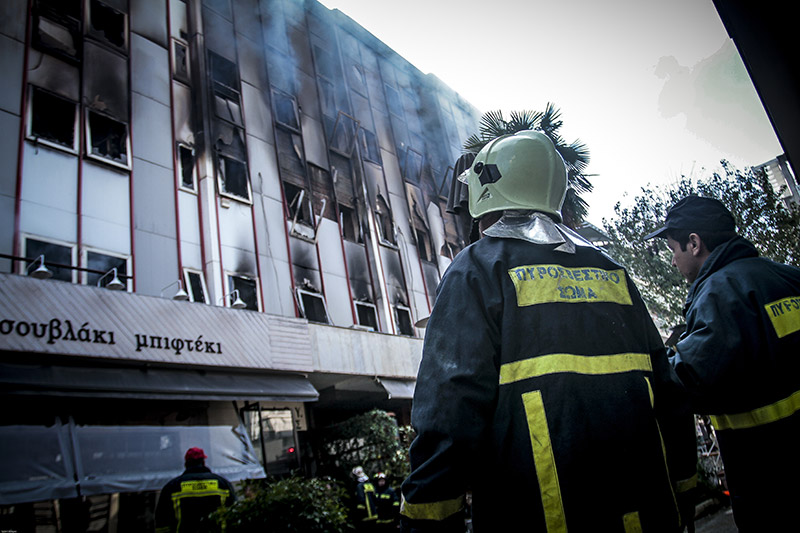 Φωτος: Φλόγες και στάχτη στην εφορία Λάρισας - Φωτογραφία 6