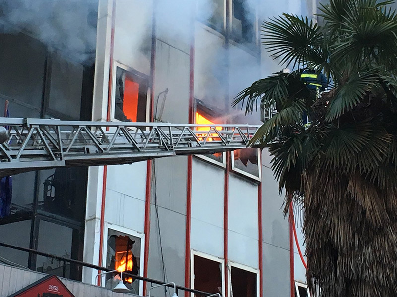 Φωτος: Φλόγες και στάχτη στην εφορία Λάρισας - Φωτογραφία 9