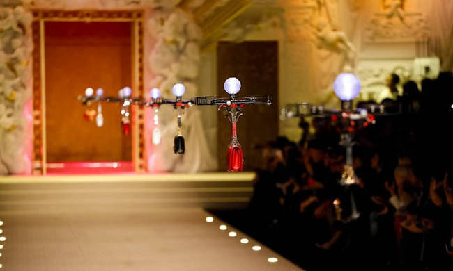 Οι Dolce & Gabbana «κατέβασαν» drones στην πασαρέλα τους! - Φωτογραφία 1