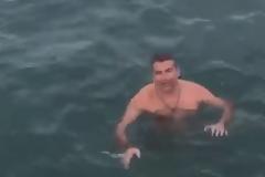 Ο Λιάγκας έκανε μια βουτιά αλλά το μετάνιωσε: «Ψοφόκρυο είναι η πιο κρύα θάλασσα του χρόνου» #survivorGR #grxpress #gossip #celebritiesnews