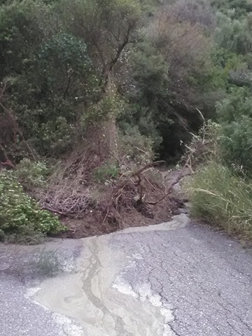 Μεγάλωσε το φαινόμενο της κατολίσθησης στα ΛΟΥΤΡΑ ΤΡΥΦΟΥ - ΔΕΙΤΕ εικόνες και βίντεο που δείχνουν το μέγεθος της καταστροφής! - Φωτογραφία 10