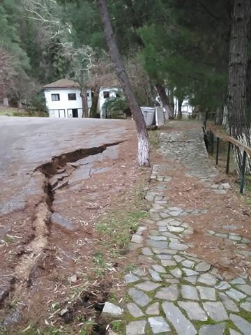 Μεγάλωσε το φαινόμενο της κατολίσθησης στα ΛΟΥΤΡΑ ΤΡΥΦΟΥ - ΔΕΙΤΕ εικόνες και βίντεο που δείχνουν το μέγεθος της καταστροφής! - Φωτογραφία 11