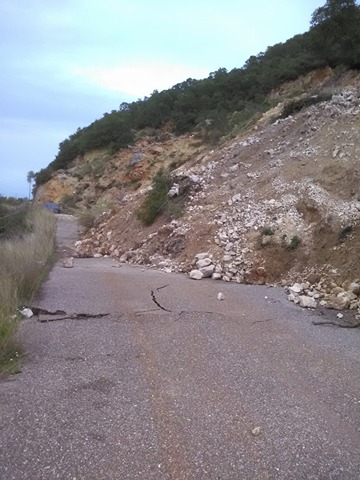 Μεγάλωσε το φαινόμενο της κατολίσθησης στα ΛΟΥΤΡΑ ΤΡΥΦΟΥ - ΔΕΙΤΕ εικόνες και βίντεο που δείχνουν το μέγεθος της καταστροφής! - Φωτογραφία 6