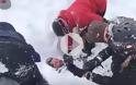 Συγκλονιστικές εικόνες: Τον ξέθαψαν ζωντανό κάτω από το χιόνι