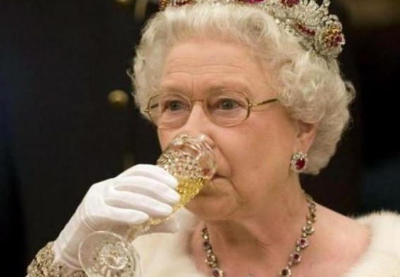 Αυτά τα τέσσερα κοκτέιλ πίνει καθημερινά η βασίλισσα Ελισάβετ - Φωτογραφία 1