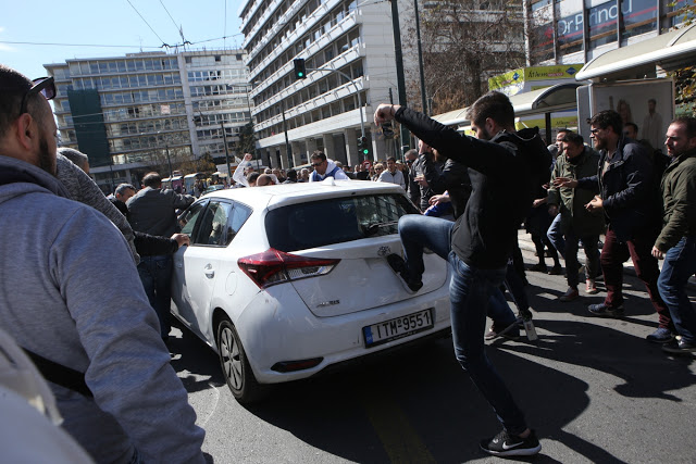 Ταξιτζήδες επιτέθηκαν σε απεργοσπάστες συναδέλφους τους και οδηγούς εταιρειών ιδιωτικής μετακίνησης (ΦΩΤΟ & ΒΙΝΤΕΟ) - Φωτογραφία 1