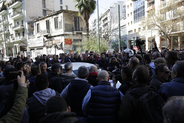 Ταξιτζήδες επιτέθηκαν σε απεργοσπάστες συναδέλφους τους και οδηγούς εταιρειών ιδιωτικής μετακίνησης (ΦΩΤΟ & ΒΙΝΤΕΟ) - Φωτογραφία 5