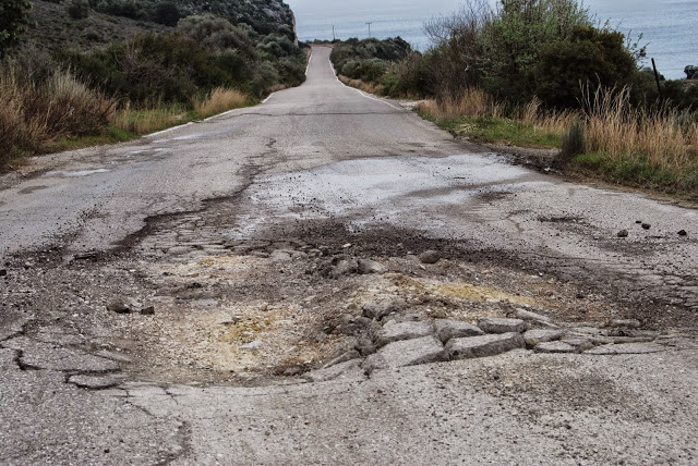 Ποινική δίωξη σε τρεις υπαλλήλους της Περιφέρειας Δυτ. Ελλάδας, για το θάνατο μοτοσικλετιστή από πτώση σε λακκούβα στο δρόμο Αστακός-Μύτικας στο ύψος της Αγριλιάς - Φωτογραφία 2