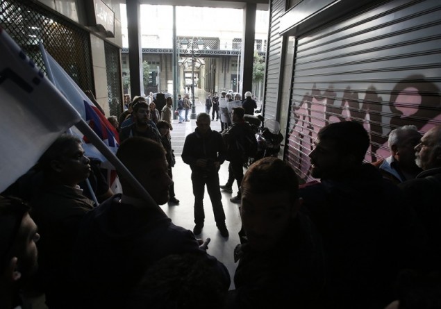 Ένταση και ξύλο σε διαμαρτυρίες κατά των πλειστηριασμών σε Αθήνα και Θεσσαλονίκη [Βίντεο-Εικόνες] - Φωτογραφία 4