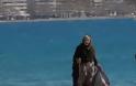 Γιαγιά ψάχνει στην παραλία της Ναυπάκτου ξύλα για το τζάκι (ΔΕΙΤΕ ΒΙΝΤΕΟ)