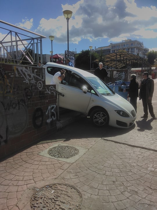 Απίστευτες σκηνές στη Χαλκίδα: Αυτοκίνητο «κατέβηκε» τα σκαλιά! (ΦΩΤΟ) - Φωτογραφία 3