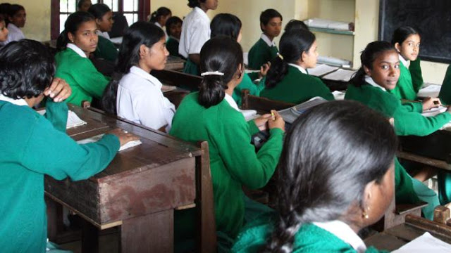 Ινδία: Γιατί οι αρχές αναγκάζουν τους μαθητές να φορούν σαγιονάρες κατά τη διάρκεια των εξετάσεων; - Φωτογραφία 1