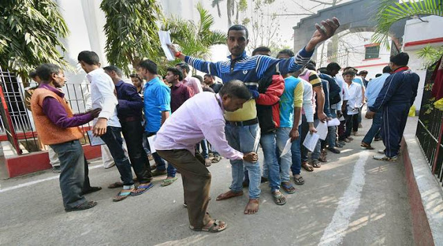 Ινδία: Γιατί οι αρχές αναγκάζουν τους μαθητές να φορούν σαγιονάρες κατά τη διάρκεια των εξετάσεων; - Φωτογραφία 2