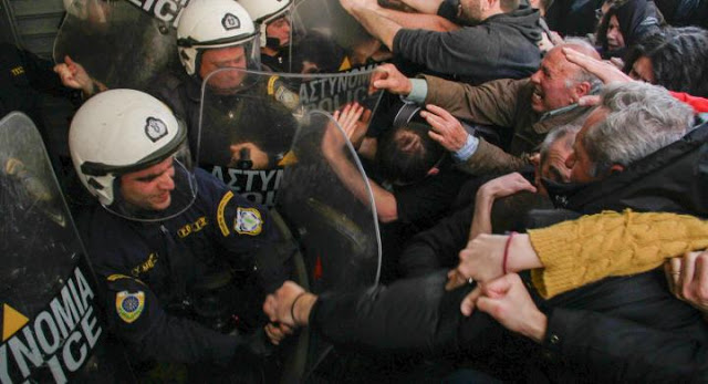 Θεσσαλονίκη: Αστυνομικοί μηνύουν διαδηλωτές και ανώτερούς τους για τα επεισόδια σε συμβολαιογραφείο - Φωτογραφία 1