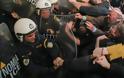 Θεσσαλονίκη: Αστυνομικοί μηνύουν διαδηλωτές και ανώτερούς τους για τα επεισόδια σε συμβολαιογραφείο