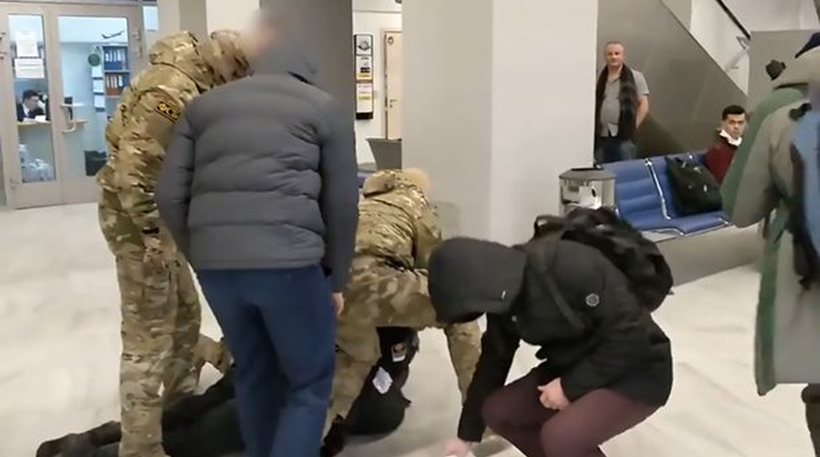 Ρώσοι στρατιώτες συλλαμβάνουν τζιχαντιστή στο Καλίνινγκραντ - Φωτογραφία 1