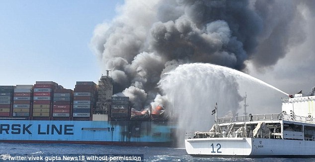 Εικόνες-σοκ: Μεγάλη πυρκαγιά σε φορτηγό πλοίο - Φωτογραφία 4