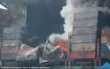 Εικόνες-σοκ: Μεγάλη πυρκαγιά σε φορτηγό πλοίο - Φωτογραφία 2