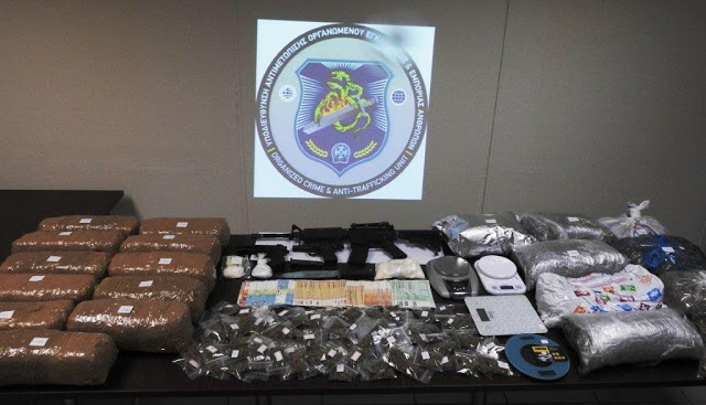 Επιχείρηση της ΕΛΑΣ στα Εξάρχεια - Χειροπέδες σε 21 άτομα για διακίνηση ναρκωτικών και ληστείες - Φωτογραφία 4