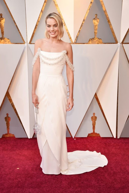 Το φόρεμα της Margot Robbie για τα Oscar χρειάστηκε 600 ώρες για να κατασκευαστεί! - Φωτογραφία 2