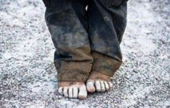 Πάτρα: Ένα 11χρονο παιδί αρνείται να πάει σχολείο γιατί δεν έχει ... παπούτσια - Καθημερινά δράματα στην πόλη που χτύπησε χωρίς έλεος η κρίση... - Φωτογραφία 1