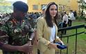 Η Angelina Jolie σε fashion show προσφύγων στο Ναϊρόμπι της Κένυας - Φωτογραφία 2