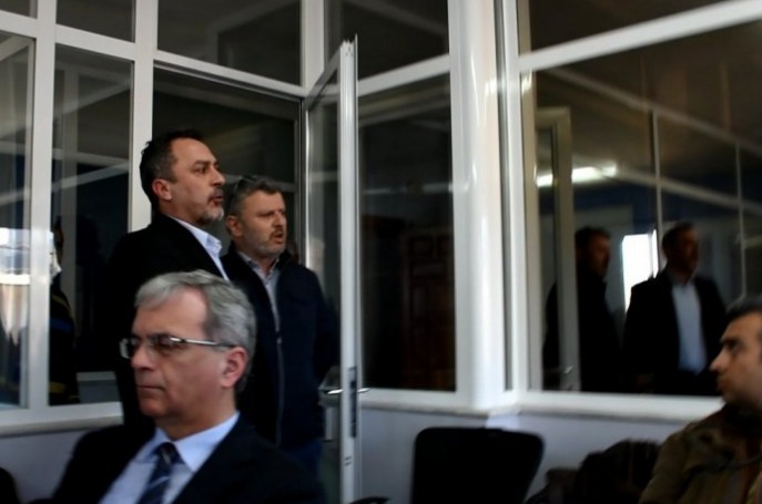 Παραλίγο να πιαστούν στα χέρια στη ΝΟΔΕ Χίου από ερώτηση δημοσιογράφου [video] - Φωτογραφία 1